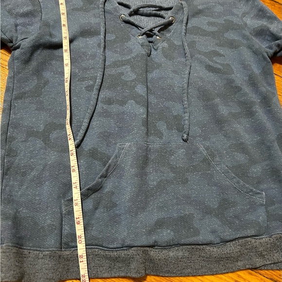 SUNDRY Women’s Long Sleeve Blue Camo Pullover Hoodie Size 2 Anthropologie - Picture 10 of 10
